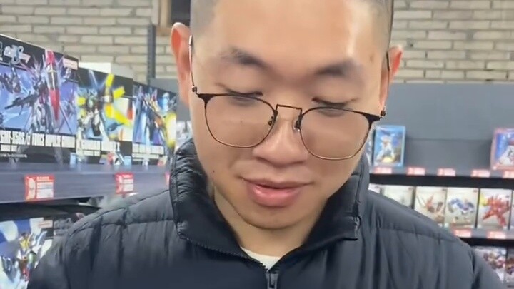 The old man took the 70 red envelope given by his son and chose Gundam