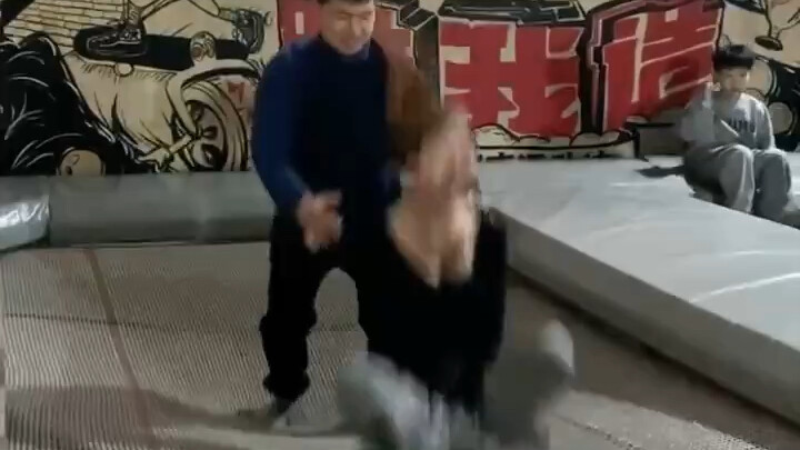 Melompat tinggi banget!