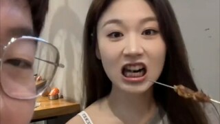 “怎么有这么好看的女朋友”