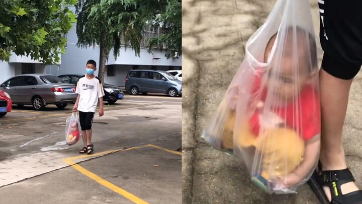 Kakak menggendong adik keluar bermain, tapi membawanya pulang dengan kantong plastik; melihat pemand