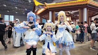 Still chasing deer?! At the comic con, stamp-collecting deer Nokonoko is eyeing her prey.