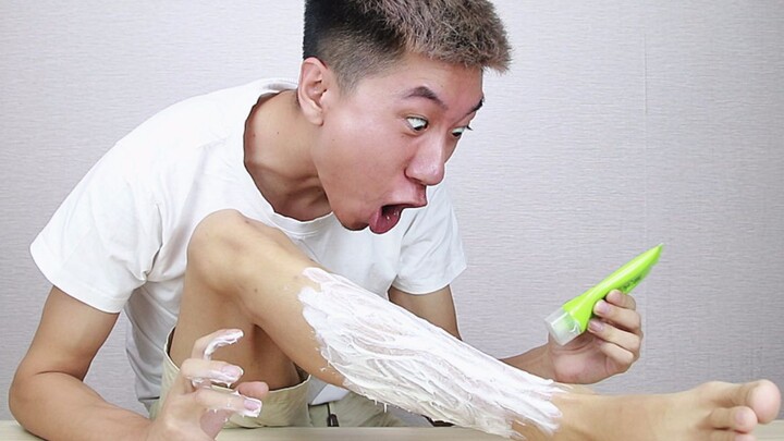 Sếp nhà tôi mua kem tẩy lông với giá 10 tệ, quyết định để tôi thử trước trên chân mình xem hiệu quả 