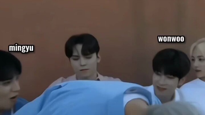 ไม่ใช่…พี่ลวี ทำไมคุณถึงไม่มีท่าทีปฏิเสธเลยสักนิดนะ เซเว่นทีน ลวีกวาน