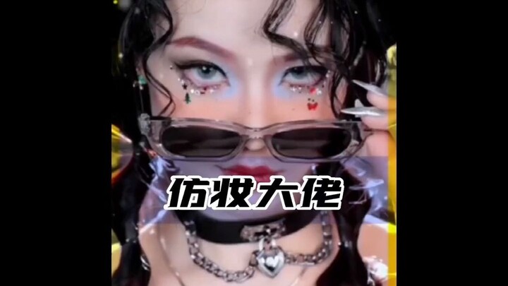 الإطلالة الشبيهة الغريبة للأخوات الصغيرات بأدوار الأشرار أخافت أطفال الجيران حتى بكوا، والمستخدمون ب