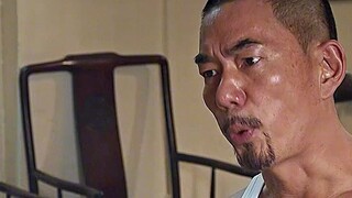 当年他教我们弹吉他，如今却又端起了AK