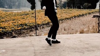 ชายหนุ่มแสดงการเต้นรำคลาสสิกของ Michael Jackson อันตรายบนถนนในชนบท