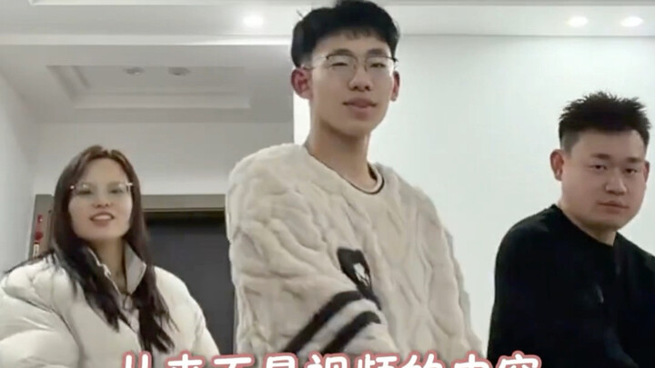 It feels like the Li Ping family of three are all emotionally stable.