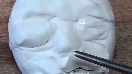 Cô lại bắt đầu luyện kỹ năng với loại đất siêu nhẹ rẻ nhất, chủ yếu là rẻ mà vẫn cực kỳ dễ dùng!