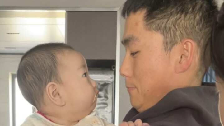 Setelah bayi mulai mengenali orang, ini pertama kalinya dia bertemu paman. Di wajah bayi berusia ena