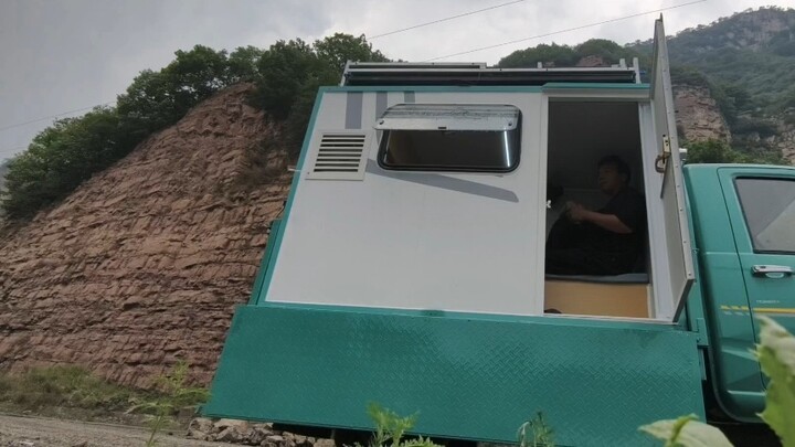 การตั้งแคมป์กับรถคาราวานขนาดเล็กนั้นสะดวกสบายมาก การหยุดพักหลบฝนและงีบหลับในวันที่ฝนตกเป็นเรื่องที่น