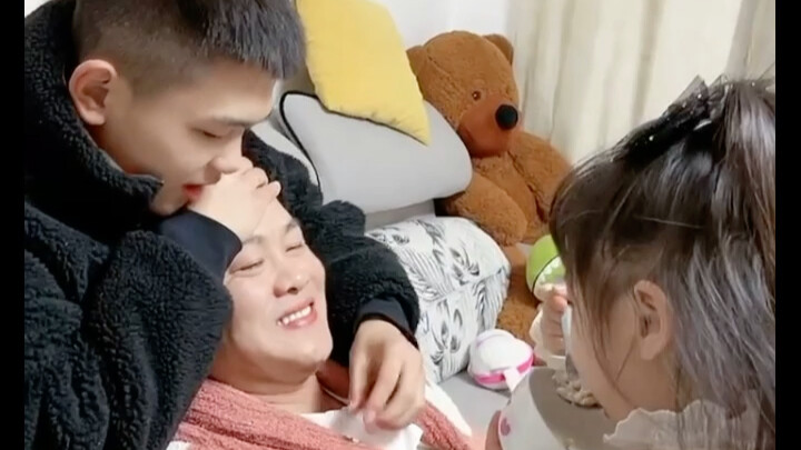 จากความรักของลูกๆ ที่พ่อห้ามใจไม่ไหว ตอนนี้คุณพ่อช่างดูอ่อนแอและไร้ที่พึ่งเสียจริง ฮ่าๆๆ