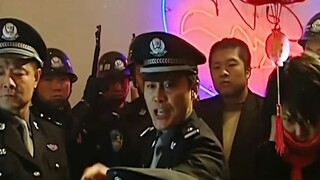 Cảnh sát đã đến sòng bạc để bắt giữ một người nhưng đã bị chiếc ô chặn lại
