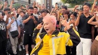 Bian Ge is truly a down-to-earth celebrity; he instantly switches into "immortal mode," and returnin