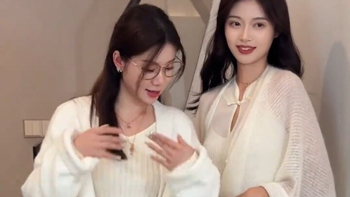 It's our happy time again!!! I just love trying on new clothes～