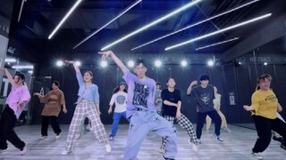 يجب أن تكون هذه هي الرقصة الوحيدة لـ Tomboy's Locking على الإنترنت بالكامل.