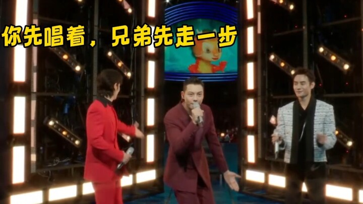 These three are being chased around the map, and not a single one is clinging to the center position