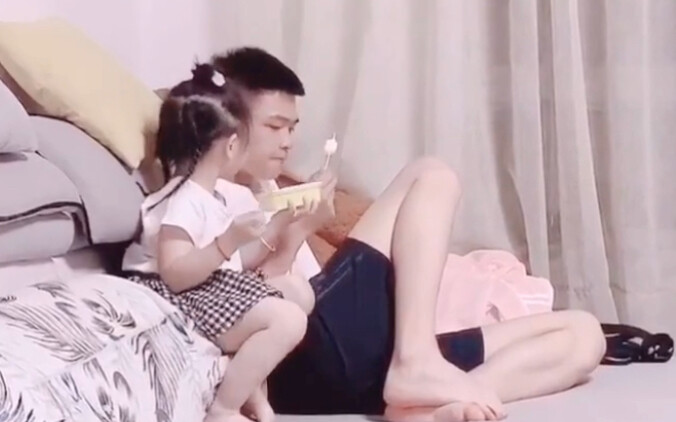 เหมือนท่าทางคนที่หาหลักประกันได้เลยมั้ยล่ะ (ท่านั่งของพี่น้องคู่นี้เหมือนก๊อปปี้มาเลยเหรอ…)