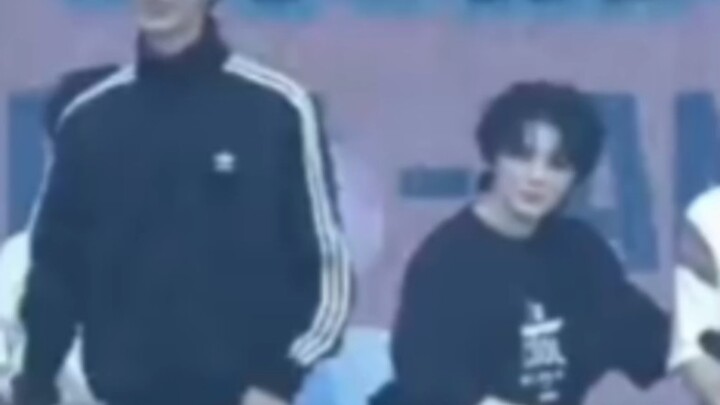 Thầy Lý xem Minghao nhảy vũ đạo nhóm nữ vs. xem Minkyu nhảy vũ đạo nhóm nữ