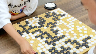 第一次和爸爸下棋，有点激动了