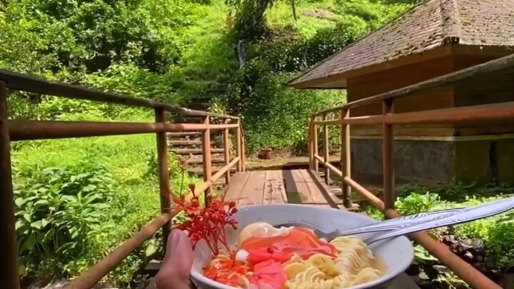 Makan mie with view 🍃