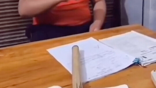 ههههههه، يا أمي، خذي السكين!