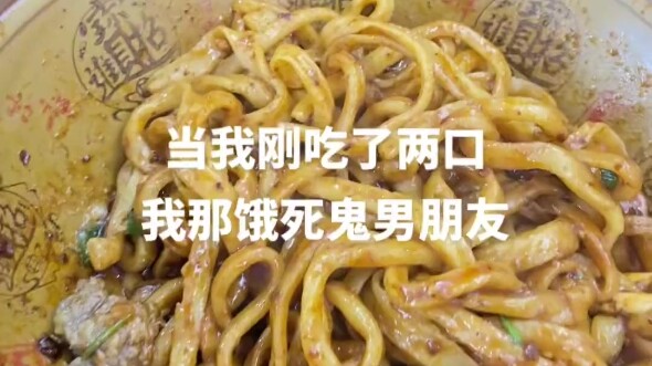 رفعت رأسي وبعدين انتهيت من الأكل… يا إلهي، شو لذيذ!