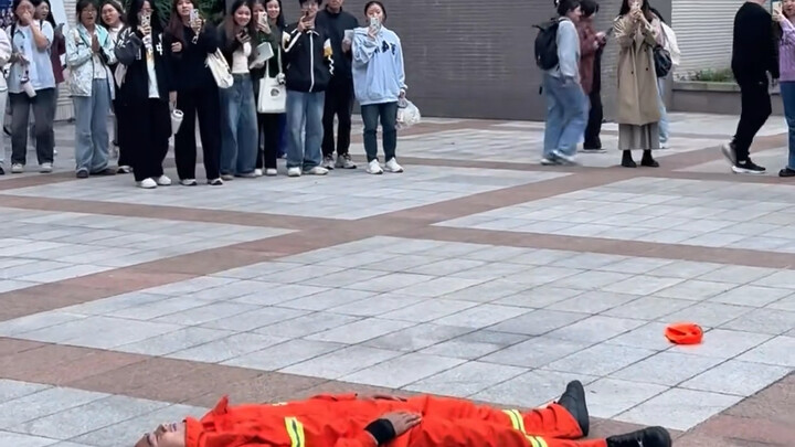 The young man was doing hip-hop dance in the Normal University, and the younger students were all sh