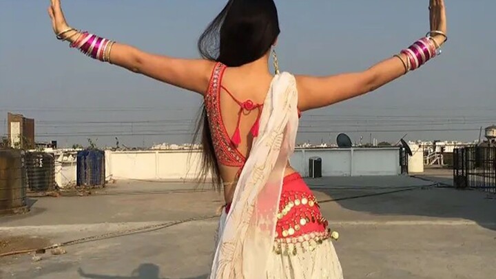 So beautiful! Indian beauties take you to experience the passion of Indian dance!