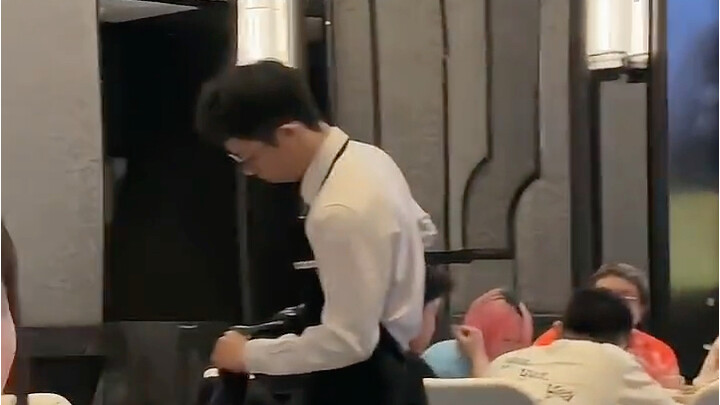 Langsung kelihatan bahwa teknologi terus berkembang perlahan.