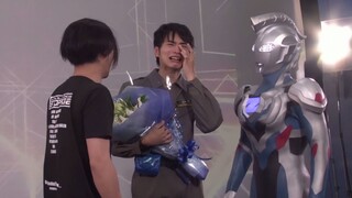 遥辉拍完泽塔奥特曼最后一个镜头后感动的哭了，伽古拉上前安慰！