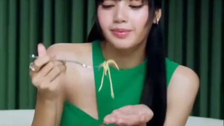 Lisa giới thiệu năm món ăn Thái Lan yêu thích nhất