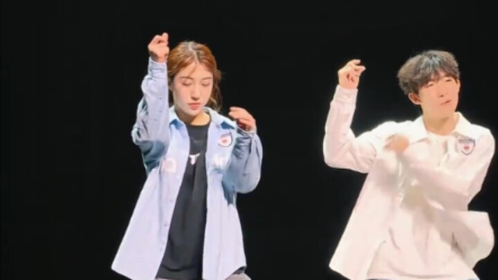 "Remix popping tak terduga ala Jennie"; Iris Xi; penampilan di Klub Tari Jalanan Fenglei Universitas