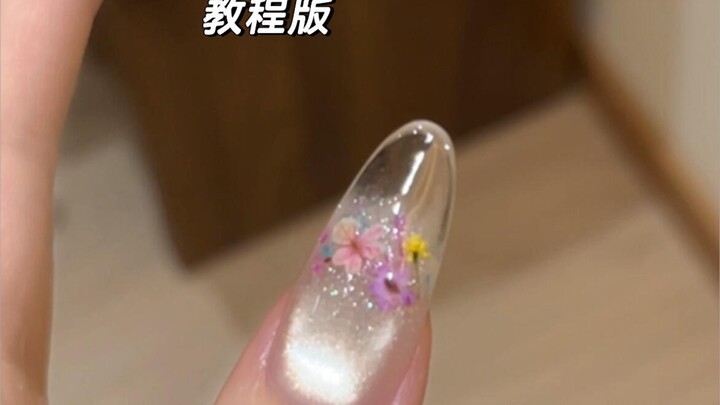 Wow, embedding spring into nail art is just so beautiful!
