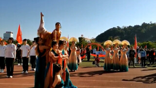 福州大学校运会翻跳许佳琪的沁莲，只有前面半段，因为方正有时间限制，都不是舞蹈生，大家都是花晚自习时间排的，大家凑活看吧哈哈