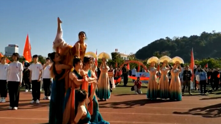 福州大学校运会翻跳许佳琪的沁莲，只有前面半段，因为方正有时间限制，都不是舞蹈生，大家都是花晚自习时间排的，大家凑活看吧哈哈