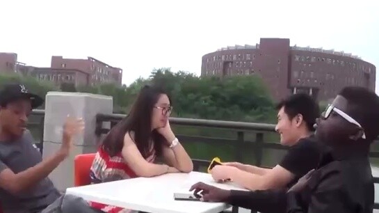 Sinh viên nước ngoài dạy bạn cách bắt chuyện với các nàng tiên nhỏ