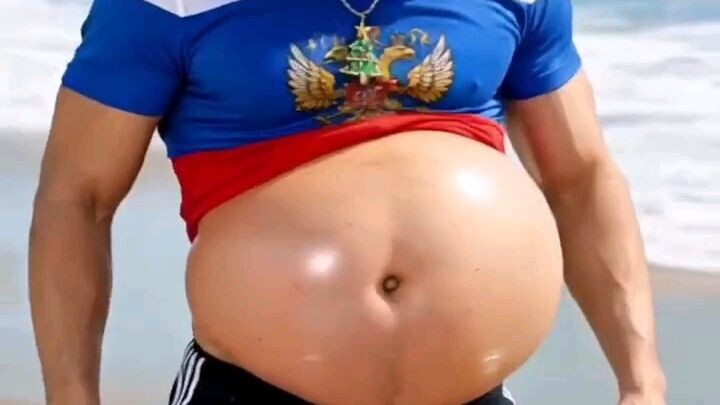 У этого мужчины огромный живот.