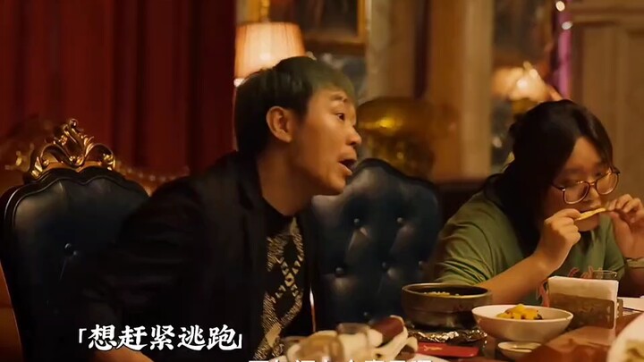 بخدعة واحدة فقط، استطاعت الفتاة أن تُسيطر على المدير تمامًا — تمامًا مثل صديقة تعذّب حبيبها بالاستجو