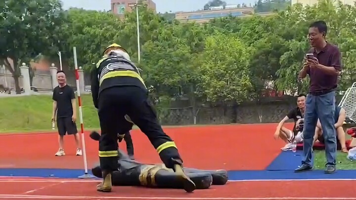 ดูเหมือนคนเจ็บไม่ค่อยอยากไปกับเขาเลย ฮ่าๆๆ