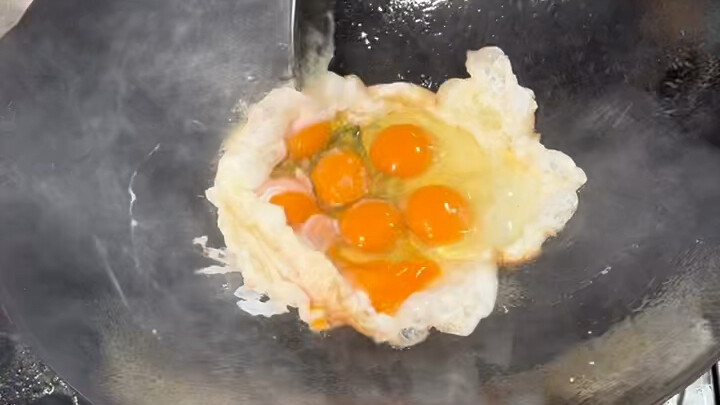 Dengan anggaran 50 yuan, apa pun yang dimasak bos akan kita santap. Lauk pendamping dari Xiang Xiuxi