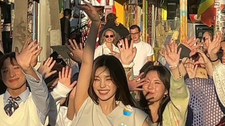 อิสรภาพของวันนี้มอบให้โดยการเต้นรำแบบสุ่มของ ITZY บนถนน อิสระในการแกว่งไกวอย่างอิสระภายใต้แสงแดดบรรย