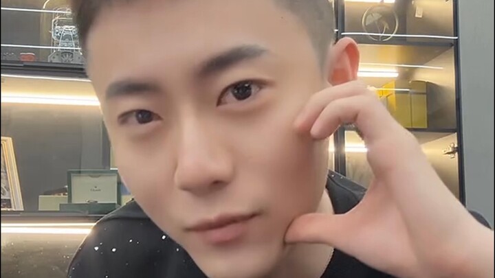 Siapa sih yang melatih Zhang Shiyao?! Dia bahkan lebih menawan daripada idola pria mana pun di indus