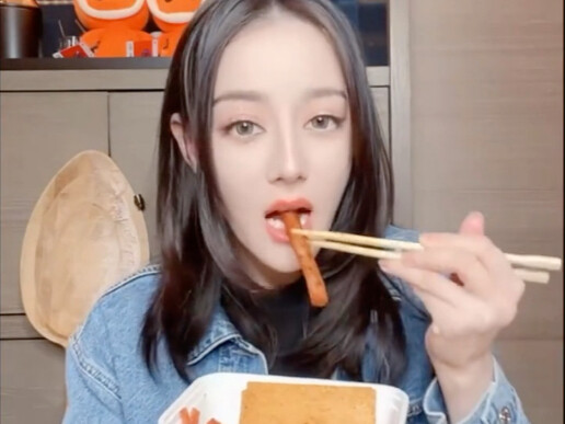 Dilireba eats spicy strips live, gasping for breath