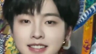 男孩来福建观看游神，像是偷偷溜出来玩的小王子一样