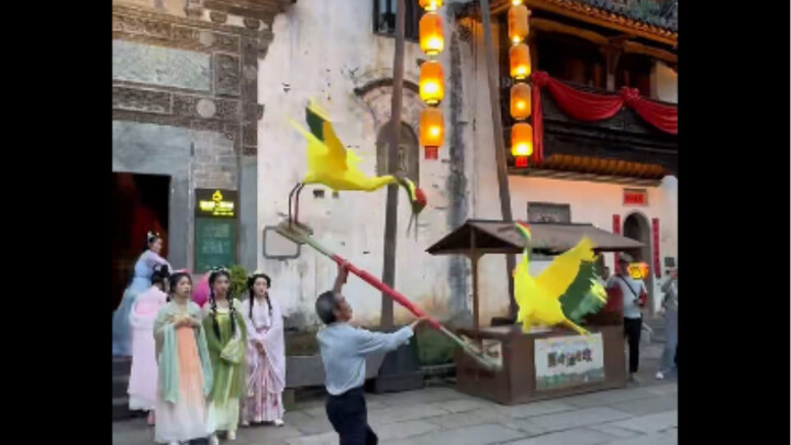 ทัวร์กลางคืนเปิดฉาก จู่ๆ ก็เจอมรดกทางวัฒนธรรมที่จับต้องไม่ได้ ผู้เฒ่าร่ายรำลีลาหงส์วิเศษพร้อมโคมไฟ! 