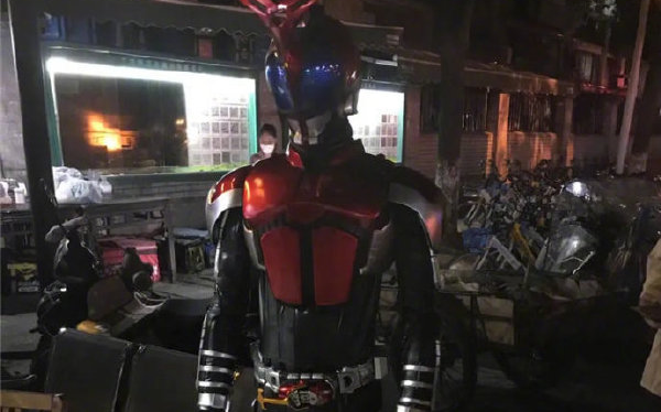 Kamen Rider Kabuto dihentikan oleh polisi karena dia tidak bisa menunjukkan kode kesehatannya!