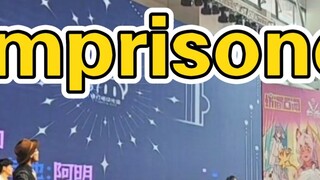 Penyanyi utama tiba-tiba tidak bisa mengendalikan emosinya dan berteriak "Xiangzi Xiangzi Xiangzi" d