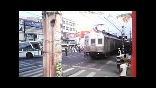 EPIC TRAIN MEET! Cobrasma 900 meets Mafersa at The dangerous level crossing in Rio de Janeiro HORNS