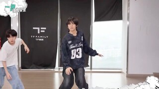 Wang Lu Jie sekarang menari kok semangat sekali, sangat menyenangkan untuk ditonton!