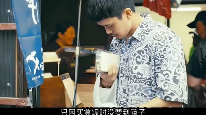 Chỉ vì mua cơm hộp mà không xin được đũa nên anh đành dùng tay; đến tối, anh quay lại quán và bắn ch